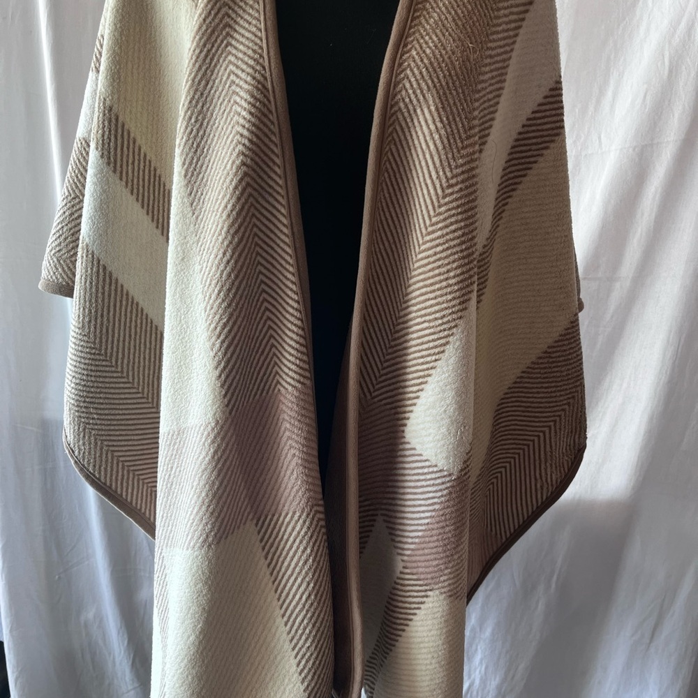 Cuddl Duds‎ Beige and White Women's Poncho